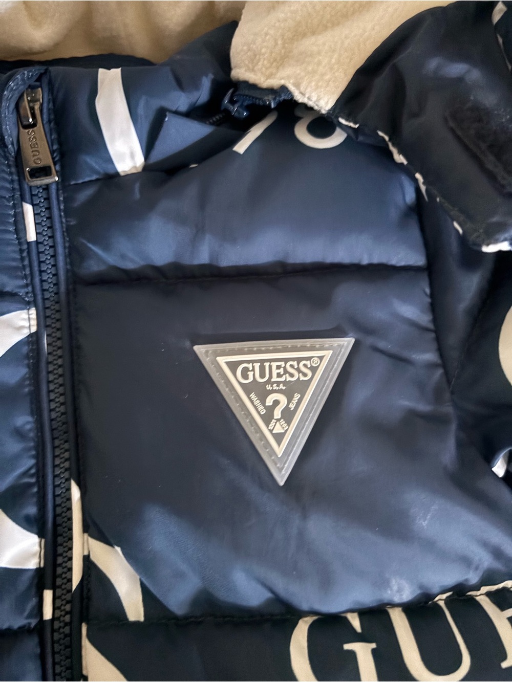 GUESS - Picture 10 of 10